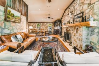 The Camp Blanco by Lodgewell - Riverfront retreat 2 Homes, Bunk House, Game Room & more - Blanco - 7