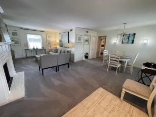 The Royal Room at Galleria - 8