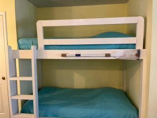 Charming SPI family condo - walking distance to the beach, Sleeps 6, Third Floor, 2025 Traveler Award - 6