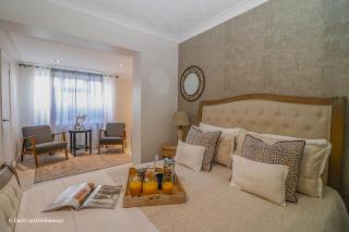 Large villa sleeping 8 under 5 minute walk to beach - 8