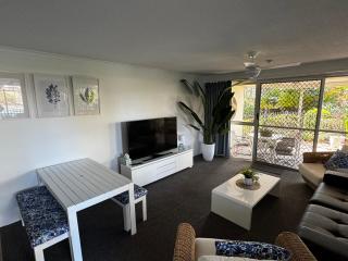 Surfers Beachside Retreat - Gold Coast - 1