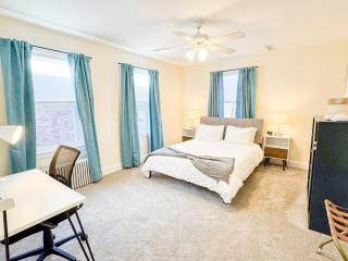Spacious 3 Bed, In Unit Laundry, Central Air - Boston - 3