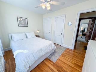Spacious 3 Bed, In Unit Laundry, Central Air - Boston - 2