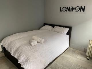 Luxurious Soft Water Air Conditioning TV 5 Bed Arcade House - London - 8