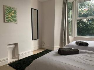 Central 2 bed flat with off street-parking - Bristol - 3