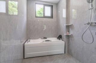 豪华独栋别墅6卧8卫带ktv和泳池 - 4