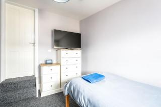 5 bedroom house, free parking, near football, sleeps 8 - 6