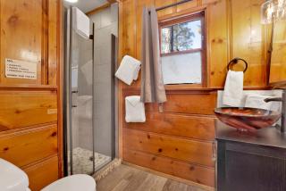 Juniper Lakeside Couples Resort Cabin by Big Bear Vacations - Big Bear Lake - 3