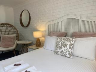 Beachmere Palms Motel - 9