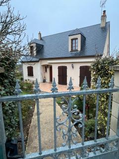 À 5 minutes à pieds du château, 2 belles et spacieuses chambres, SDB, WC et un garage privé à 25 minutes circuit 24h - Le Grand-Lucé - 0