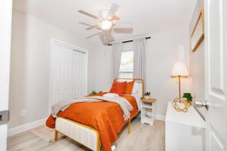 Entire 3 Bd Home with Murals and Parking by Downtown - Orlando - 3