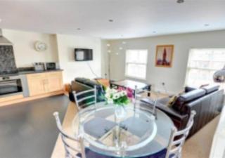 Kittiwake-Top Floor Sea View Apartment Two Bedrooms - Scarborough - 4