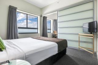18th Floor Seaview Exec Style King Bed Apartment - 6