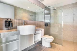 18th Floor Seaview Exec Style King Bed Apartment - 8