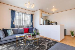 【4LDKの一軒家貸し切り！】スタイリッシュで落ち着いたインテリアのハウスで沖縄を満喫しましょう！ - 1