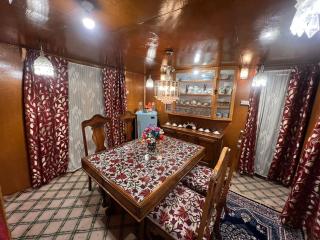 Houseboat Wild Rose - Srinagar - 1