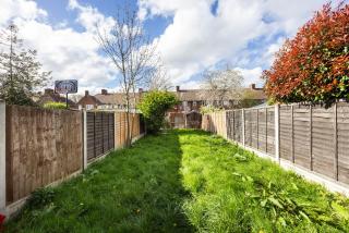 Heads on Bed - Dagenham 3Bedrooms House walk to Station with Parking - Dagenham - 9