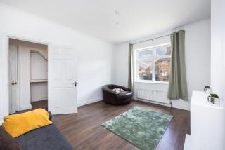 Heads on Bed - Dagenham 3Bedrooms House walk to Station with Parking - Dagenham - 5