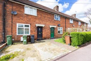Heads on Bed - Dagenham 3Bedrooms House walk to Station with Parking - Dagenham - 0