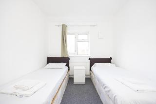 Heads on Bed - Dagenham 3Bedrooms House walk to Station with Parking - Dagenham - 1