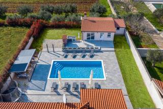 Brand new 6 bedroom villa, only 1500m from the beach - Valbandon - 6