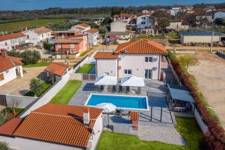 Brand new 6 bedroom villa, only 1500m from the beach - Valbandon - 0