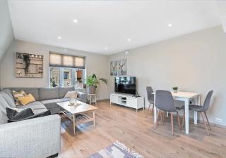 Stylish & Bright Penthouse - Office - 5 Star Location! - 0