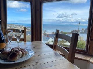 THE STONES a beautifully presented PRIVATE APARTMENT with far reaching VIEWS Over ST IVES HARBOUR and BAY and FREE ONSITE PARKING for LARGER GROUPS book along with our Connecting TWO SISTER APARTMENTS - St Ives - 8