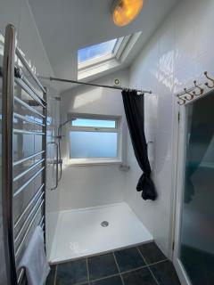 THE STONES a beautifully presented PRIVATE APARTMENT with far reaching VIEWS Over ST IVES HARBOUR and BAY and FREE ONSITE PARKING for LARGER GROUPS book along with our Connecting TWO SISTER APARTMENTS - St Ives - 2