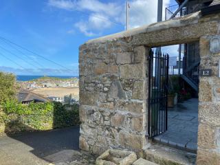 THE STONES a beautifully presented PRIVATE APARTMENT with far reaching VIEWS Over ST IVES HARBOUR and BAY and FREE ONSITE PARKING for LARGER GROUPS book along with our Connecting TWO SISTER APARTMENTS - St Ives - 6
