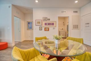 Grand Two Bedroom Two Bathroom Apartment with Balcony - 5