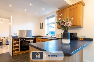 Large Modern 6 Bedroom House By Movida Property Group Short Lets & Serviced Accommodation With Games Room - Alwoodley, Leeds - 2