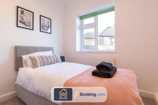 Large Modern 6 Bedroom House By Movida Property Group Short Lets & Serviced Accommodation With Games Room - Alwoodley, Leeds - 5