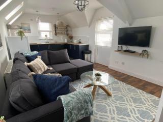 The Penthouse at Percy House Pet Friendly 2 Bedroom Apartment in Porthcawl Sleeps 4 people Located in the town centre - Porthcawl - 2