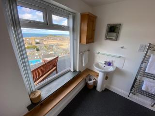 THE PENTHOUSE APARTMENT with an 18ft by 14ft balcony with amazing VIEWS over ST IVES HARBOUR and BAY perfect from Alfresco dining and sunbathing, ONSITE PARKING, LARGER GROUPS book our connecting apartments - St Ives - 2