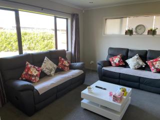 Queen Bed Room 2 - Hamilton - 5