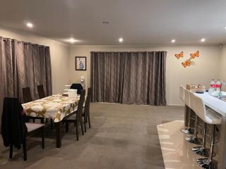 Queen Bed Room 2 - Hamilton - 3