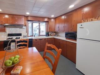 Huge historic, w/large yard & close to beach - 8