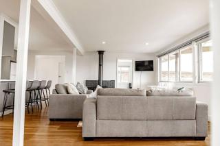 Georges Bay Bungalow - Home - 3