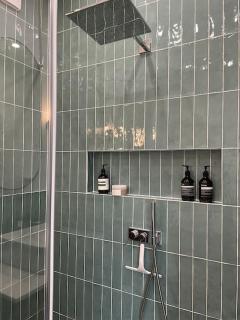 Oldtown Apt w/Balcony, free Pkg - 3