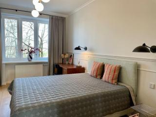 Oldtown Apt w/Balcony, free Pkg - 1