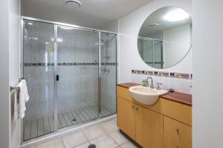 An Adorable Apartment on Abbott - Stunning Views - 9