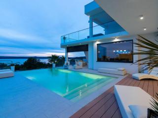 Luxury villa with pool, wellness and sea view - 0