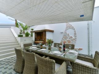Luxury villa with pool, wellness and sea view - 4