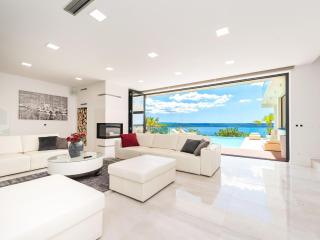 Luxury villa with pool, wellness and sea view - 3