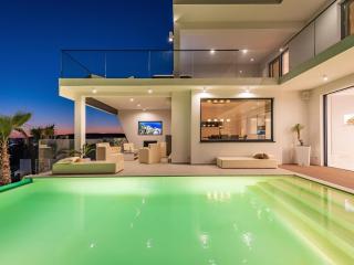 Luxury villa with pool, wellness and sea view - 4