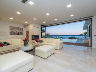 Luxury villa with pool, wellness and sea view - 1