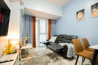 BGC 2BR Uptown Parksuites with balcony and bathtub - 5