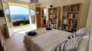 "La Colombe sous les Oliviers" Gîte jusqu'à 4 personnes - 75m2 - Sur Boooking - Rez de jardin Piscine Vue mer et lac - 2