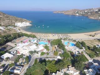 Far Out Beach Club Resort & Camping - Mylopotas - 6